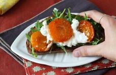 Caise prăjite, rucola și burrata pe pâine prăjită