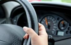 Depistat fără permis și la volanul unui autoturism neînmatriculat