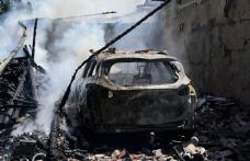 Un garaj în care se afla o mașină și mai multe bunuri distruse într-un incendiu violent