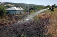 Gospodărie pusă în pericol de un incendiu de vegetație uscată - FOTO