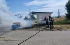 Mașină cuprinsă de flăcări în timp ce se deplasa pe un drum din județ