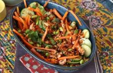 Salată de orez crocantă și picantă