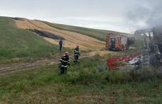 Combină cuprinsă de flăcări în timpul treieratului - FOTO