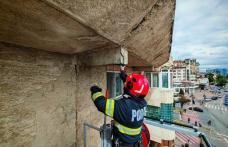 Botoșani: Intervenție pentru îndepărtarea unor elemente de construcție care prezentau pericol pentru trecători