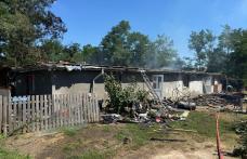 Incendiu din cauza unui scurtcircuit la panourile fotovoltaice. Trei persoane au suferit atacuri de panică