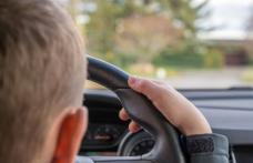 Un adolescent de 18 ani a furat mașina părinților și a plecat la plimbare, deși nu avea permis de conducere