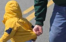 Copil de 4 ani recuperat de polițiști după ce a fost răpit din curtea bunicilor 