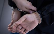 Polițiștii l-au arestat pe bărbatul care s-a urcat la volan beat și fără permis apoi a produs un accident