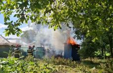 Anexă distrusă de flăcări după ce proprietara a încercat să igienizeze adăpostul pentru păsări cu ajutorul unei făclii - FOTO