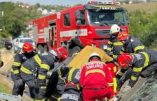 Accident cu victima încarcerată! Două persoane au ajuns la spital în urma impactului dintre două mașini