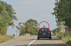 Inconștiență șocantă pe un drum din Botoșani. Un copil a ieșit prin trapa mașinii, în timp ce șoferul își vedea de drum