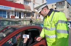 Flori şi felicitări împărţite de agenţii Poliţiei Rutiere Dorohoi