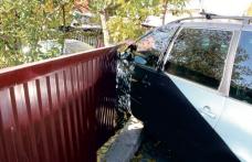 Dosar penal pentru un bărbat fără permis care a intrat cu mașina într-un gard