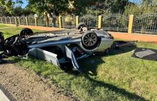 Doi copii și tatăl lor au ajuns la spital după ce mașina în care erau s-a lovit de un cap de pod și s-a răsturnat