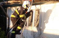 Casa unui botoșănean în pericol după ce a izbucnit un incendiu la acoperiș