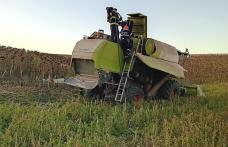 Combină agricolă salvată după ce a luat foc în timp ce treiera