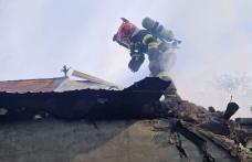 Bunurile dintr-o anexă și acoperișul casei cuprinse de flăcări la Santa Mare