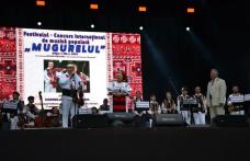 Strălucirea folclorului autentic, adusă pe scena Festivalului „Mugurelul” de Cornelia și Lupu Rednic și Ansamblul „Mărgineanca”