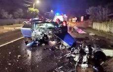 Tânăr ajuns la spital după ce mașina pe care o conducea a lovit un cap de pod