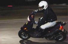 Depistat la volanul unui moped, deși nu poseda permis de conducere
