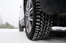 Șoferii sunt obligați să-și echipeze maşinile cu anvelope de iarnă. Restricții și avertismente din cauza ninsorilor