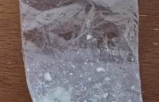 Tineri depistați de jandarmi pe o stradă din Botoșani în timp ce se drogau