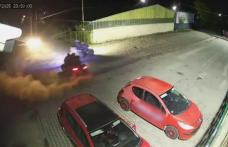 Geamurile mașinilor unei firme din Botoșani, distruse de niște teribiliști care au făcut drifturi cu ATV-urile pe pietriș
