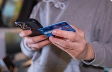 Înșelăciune online prin intermediul unei false platforme de investiții –  385.000 de lei recuperați