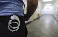 Bărbat reținut de polițiști pentru furt, acte de violență și lipsire de libertate