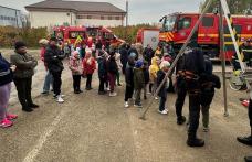 O zi cu pompierii: copiii învață reguli de siguranță și se familiarizează cu intervențiile salvatorilor