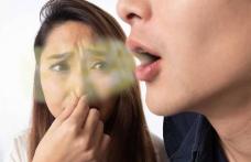 Cum să scapi de respirația urât mirositoare și să-ți recâștigi încrederea