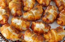 Mini croissante cu șuncă și cașcaval