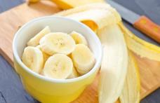 Iată de ce ar trebui să îți începi ziua cu un pahar cu apă caldă și o banană