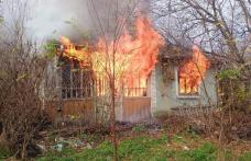 Casă distrusă de un incendiu violent - FOTO