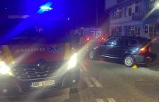 Femeie rănită după ce a o mașină a trecut peste ea. Pompierii au intervenit pentru scoaterea acesteia