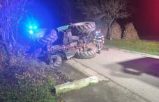 Trei bărbați au ajuns la spital după ce tractorul în care se aflau s-a răsturnat la Suharău
