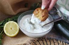 Chifteluțe din dovlecel cu sos de iaurt la air fryer