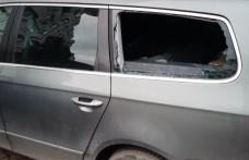 Un copil de doi ani din Botoșani a rămas blocat într-o mașină, cu cheile în interior. Mama lui a solicitat sprijinul pompierilor