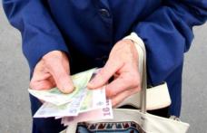 Ajutorul de 400 de lei ajunge luna asta la pensionarii cu venituri mici. Ce trebuie să faci dacă banii nu intră și cui trebuie să te adresezi