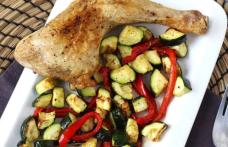 Pui cu ardei și dovlecei la friteuză cu aer: gata în 20 de minute!