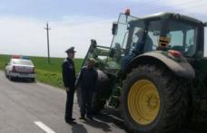Depistat conducând un tractor neînregistrat și fără permis de conducere