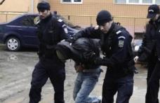 Tânărul care a distrus cu un autoturism ușa de acces a unui local public a fost reținut pentru 24 de ore