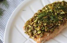 Somon în crustă de fistic