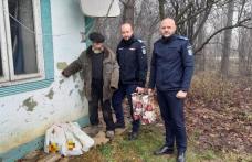 Jandarmii au dăruit pachete cu alimente celor doi bătrânei pe care i-au ajutat în acest an - FOTO