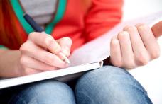 Mai multe autoare, educație media și inteligență artificială. Ce aduce nou programa de Limba română pentru clasa a IX-a