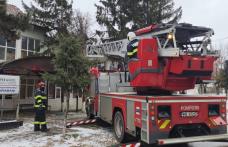 Intervenție a pompierilor după ce un copac a căzut pe acoperișul spitalului din Darabani