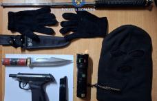 Tânăr cu cagulă pe față și pistol în mână, depistat de polițiști pe un drum din județ