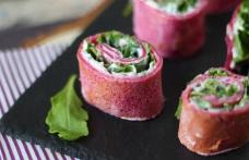 Rulouri de clătite cu sfeclă roșie, umplute cu ricotta și rucola