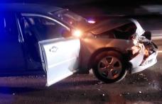 O femeie a ajuns la spital în urma unui accident produs între două mașini
