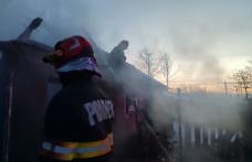 Bărbat ajuns la spital cu arsuri după ce anexa în care locuia a fost cuprinsă de flăcări